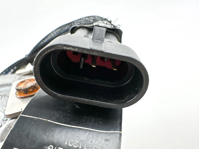 2008 Evinrude 250 HP 2 Stroke Etec Starboard Side Fuel Injector 5007586 OEM - Image 2