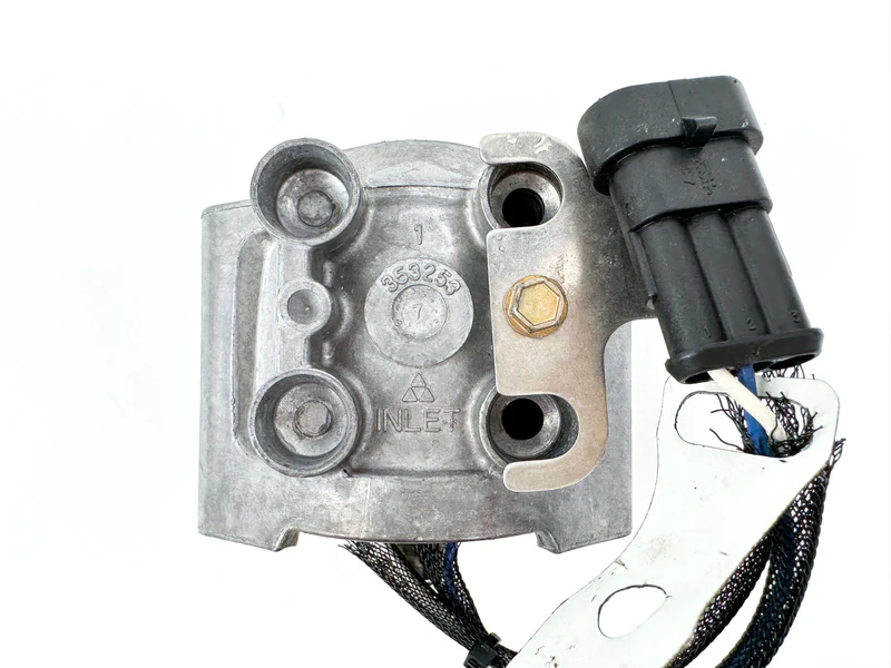 2008 Evinrude 250 HP 2 Stroke Etec Port Side Fuel Injector 5007585 OEM - Image 2