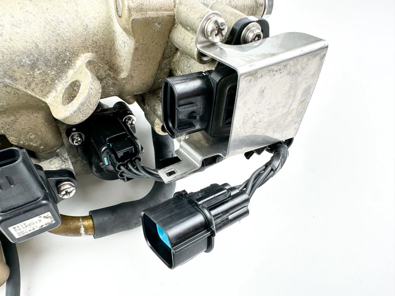 2004 Yamaha 115 HP 4 Stroke Outboard Intake Manifold & Throttle Body 68V-14200-03-00 OEM - Image 4