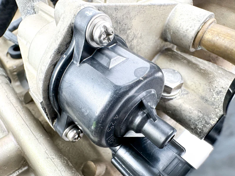 2004 Yamaha 115 HP 4 Stroke Outboard Intake Manifold & Throttle Body 68V-14200-03-00 OEM - Image 3